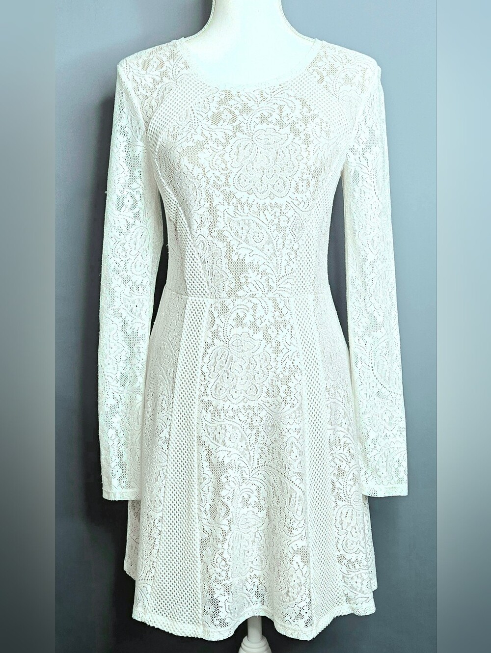 BCBGMAXAZRIA Baylie White‎ Lace Dress Nude Lining Fit & Flare Long Sleeve M